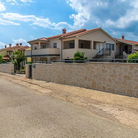 Stunning In With Outdoor Swimming Pool Casa vacanze