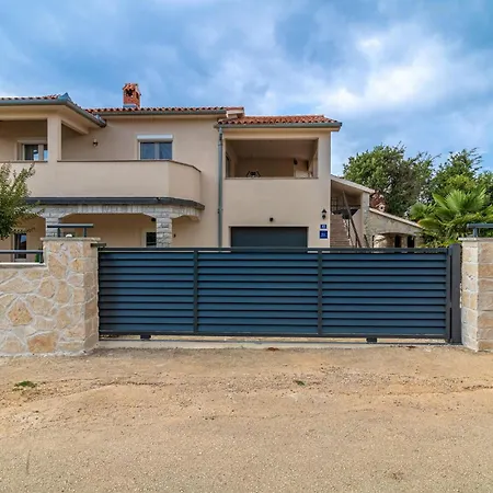 Stunning In With Outdoor Swimming Pool *