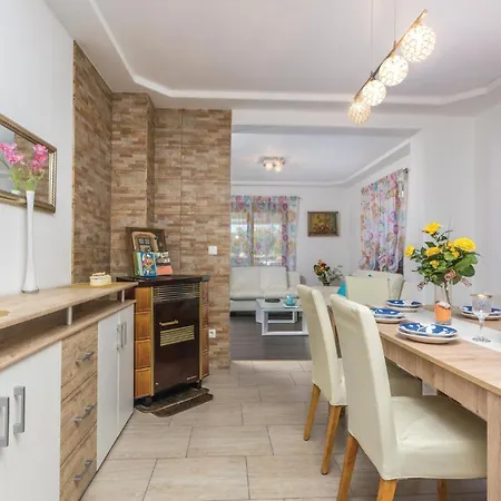 Hébergement de vacances 5 Bedroom Cozy In *
